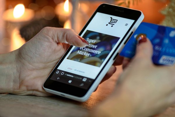 Wie kann man die User Experience auf E-Commerce-Plattformen optimieren?